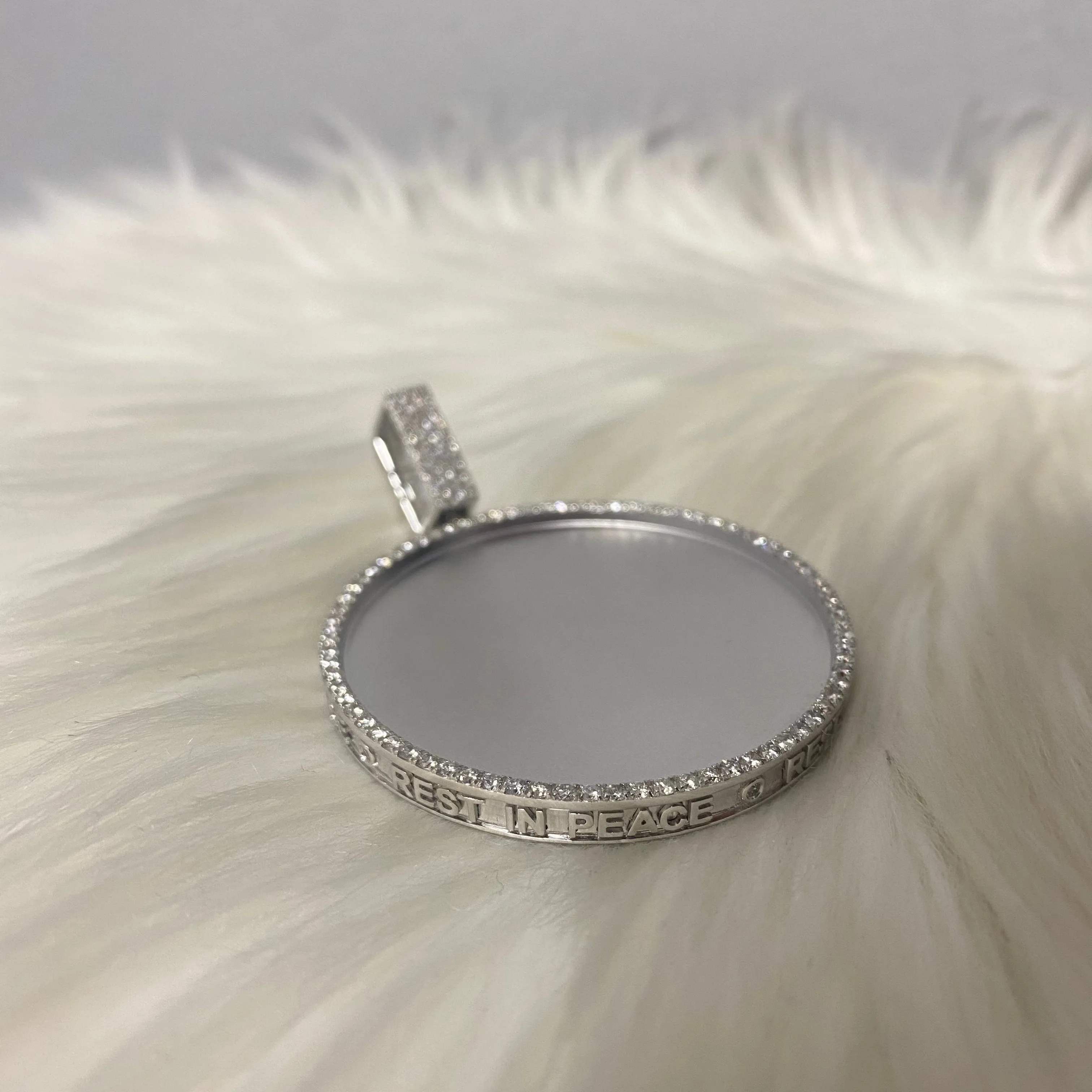 10K White Gold Diamond Memoral Pendant 2.56Ct Dia / 28.49gr / 2 - 2.7in