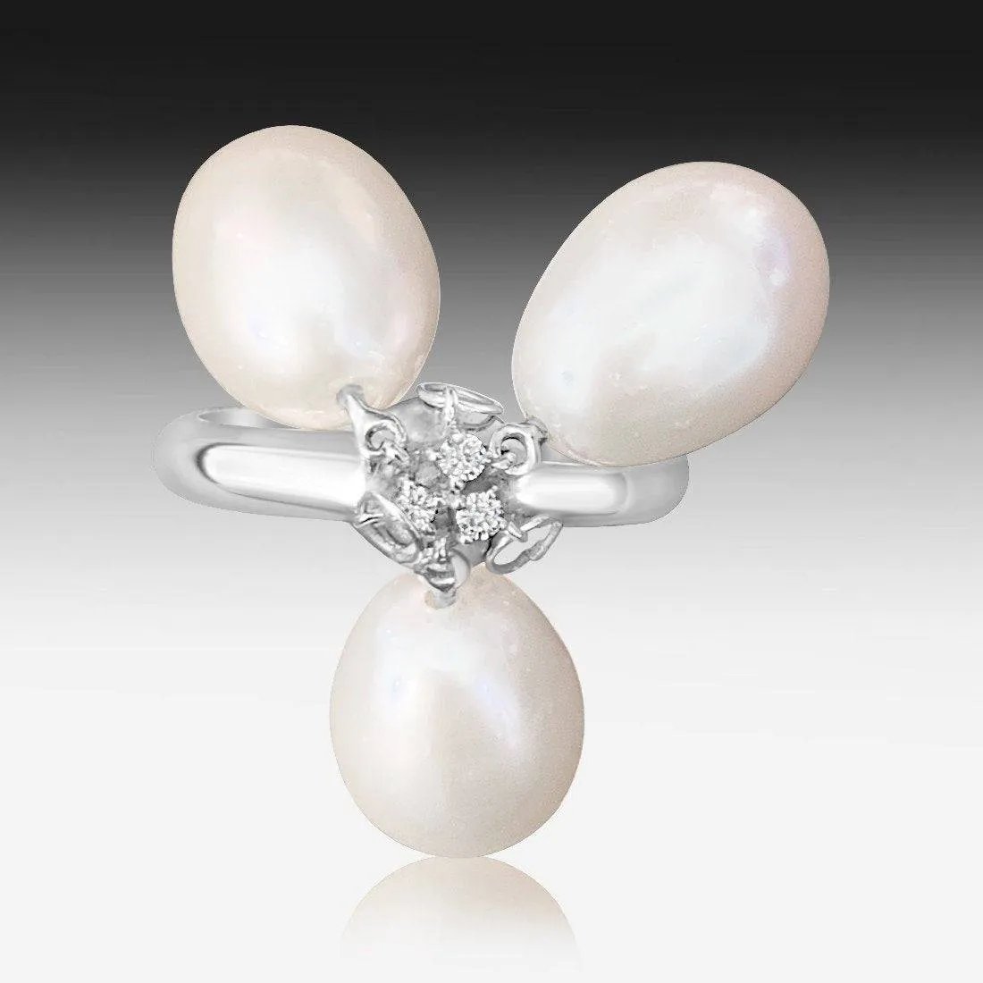 18kt White Gold Pearl and Diamond ring