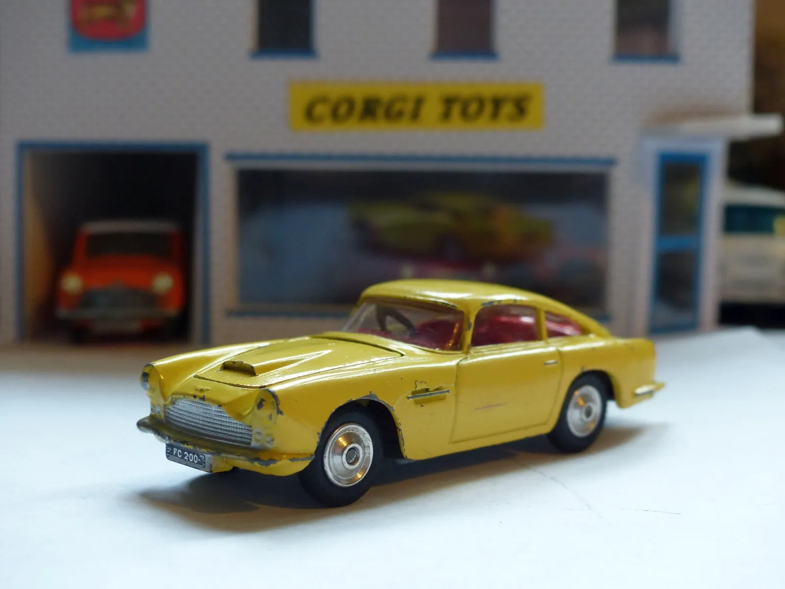 218 Aston Martin DB4 yellow *rare with fixed shaped wheels*(1)