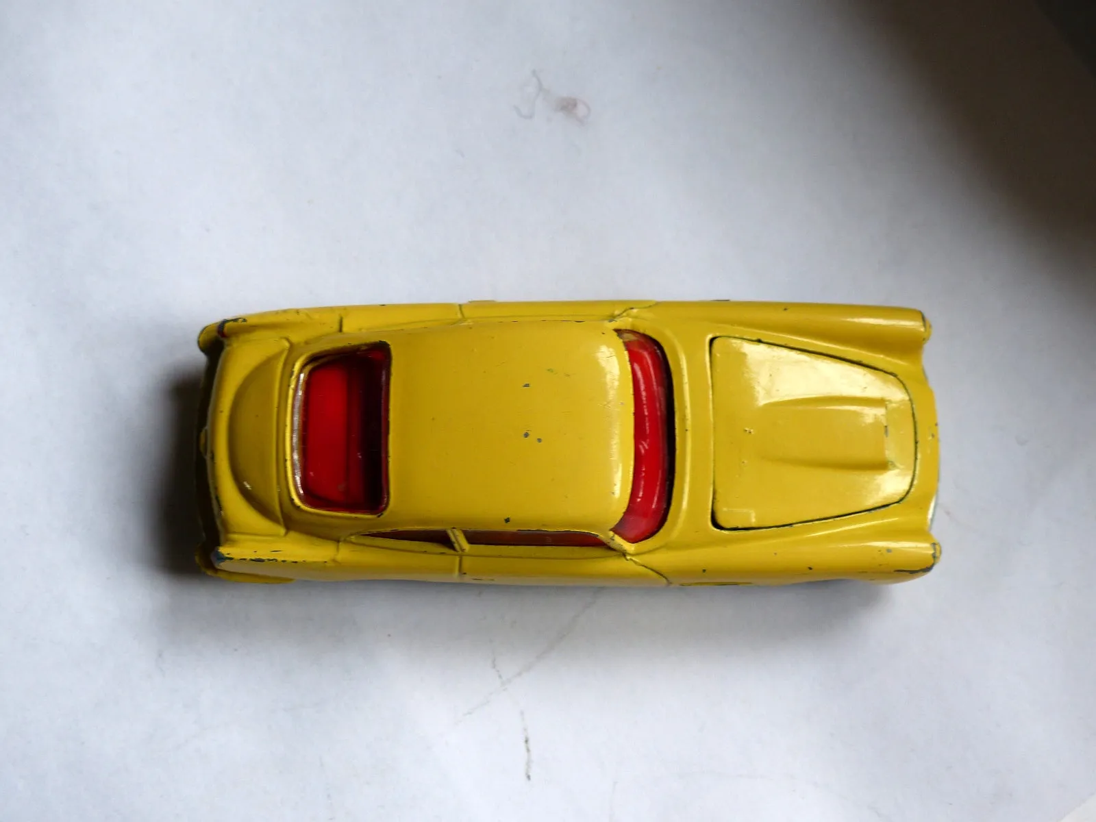 218 Aston Martin DB4 yellow *rare with fixed shaped wheels*(1)