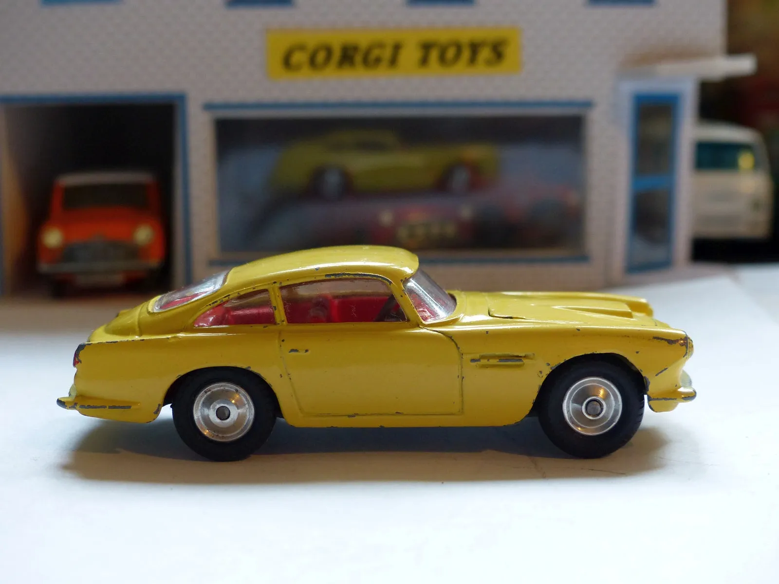 218 Aston Martin DB4 yellow *rare with fixed shaped wheels*(1)