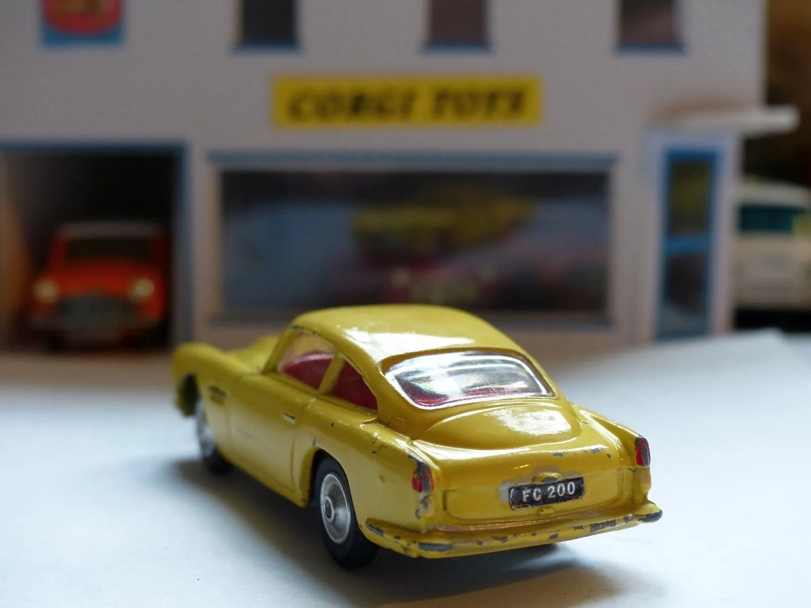 218 Aston Martin DB4 yellow *rare with fixed shaped wheels*(1)