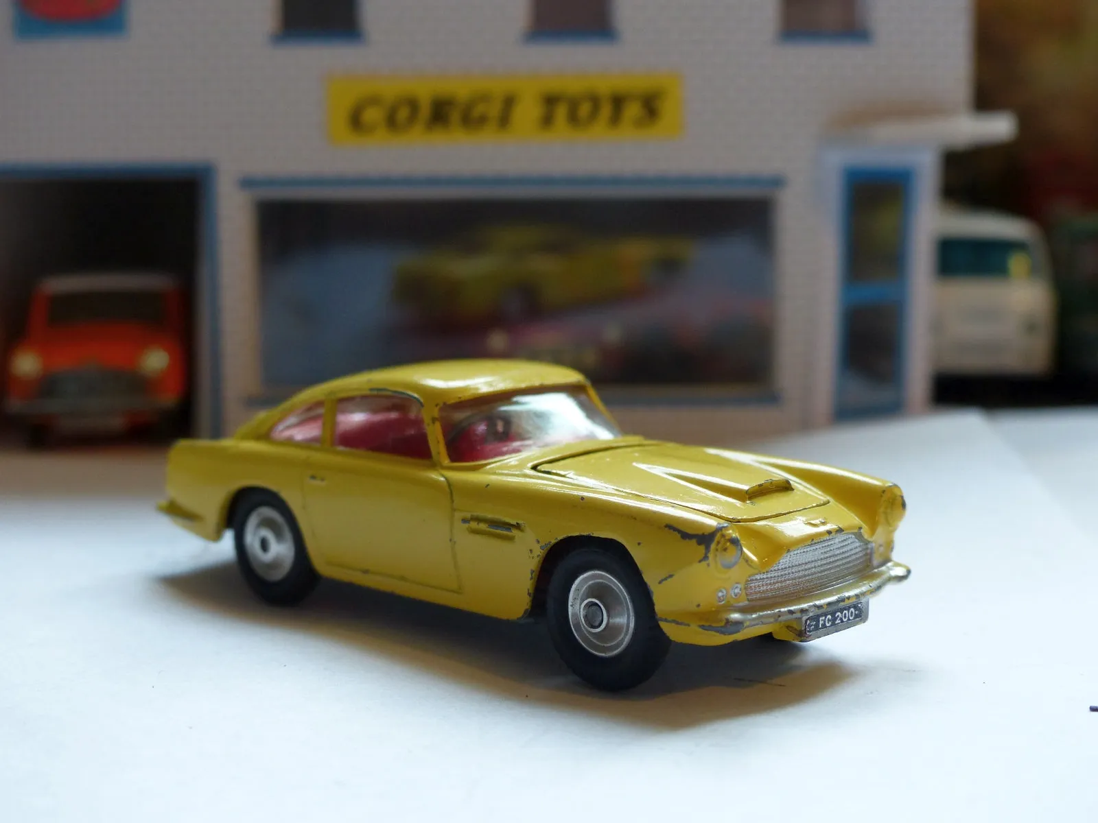 218 Aston Martin DB4 yellow *rare with fixed shaped wheels*(1)