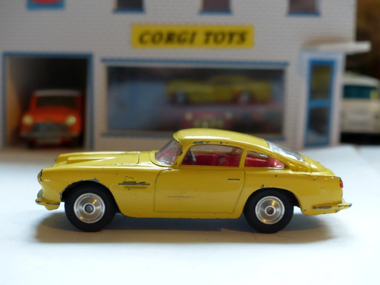 218 Aston Martin DB4 yellow *rare with fixed shaped wheels*(1)