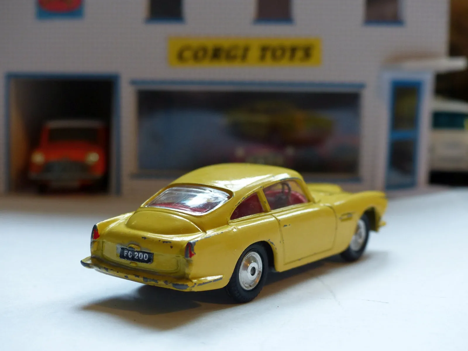 218 Aston Martin DB4 yellow *rare with fixed shaped wheels*(1)