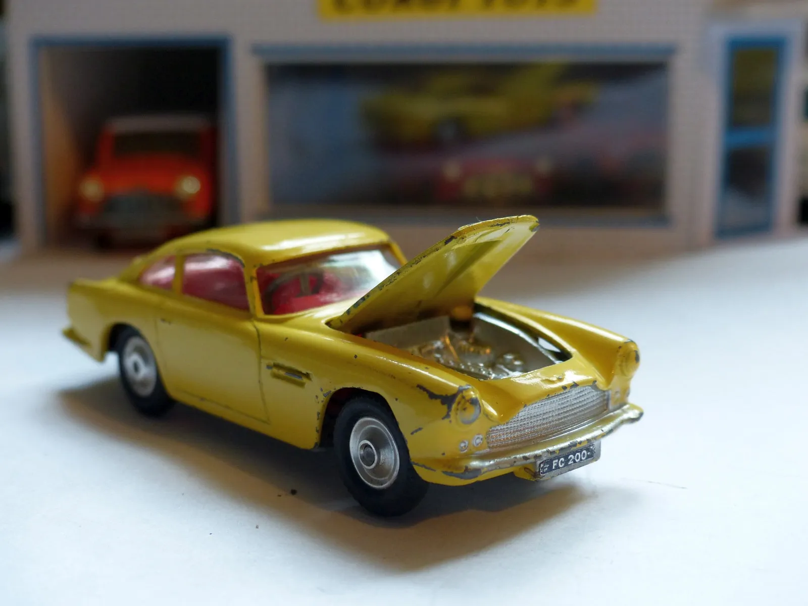 218 Aston Martin DB4 yellow *rare with fixed shaped wheels*(1)