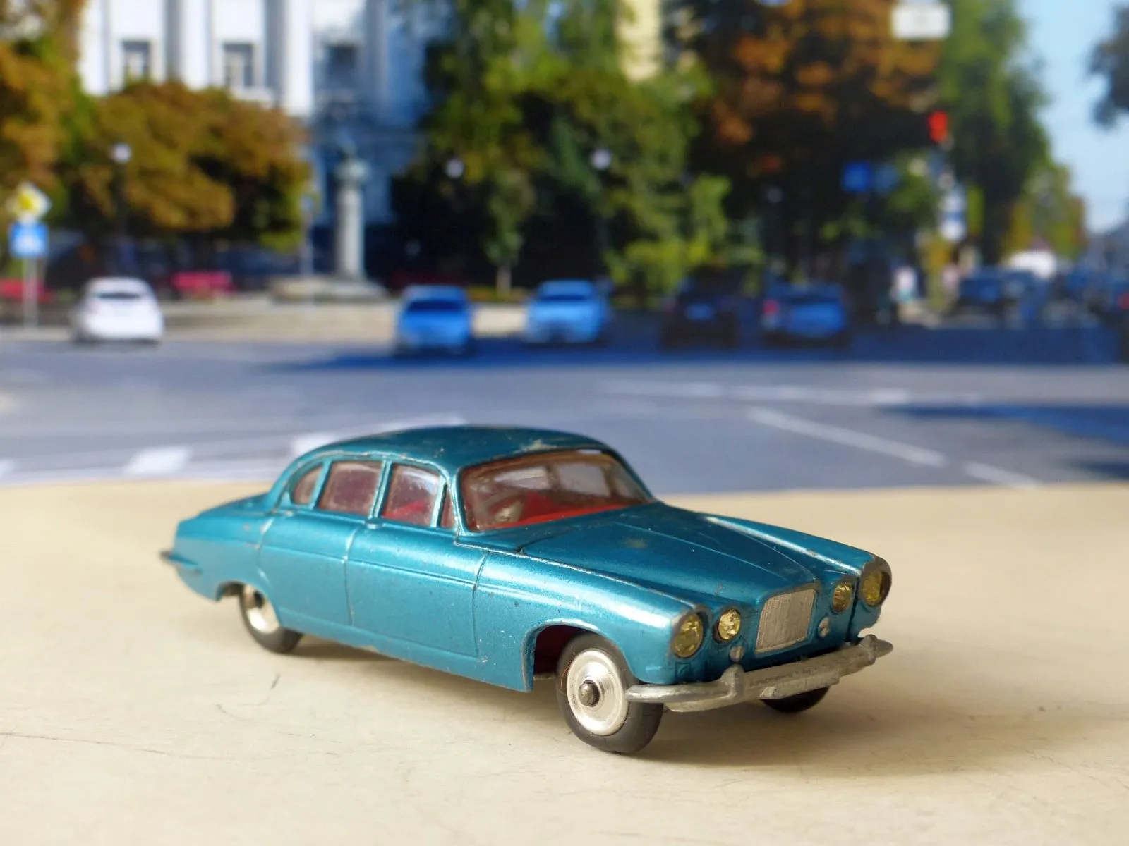 238 Jaguar Mk X in metallic turquoise