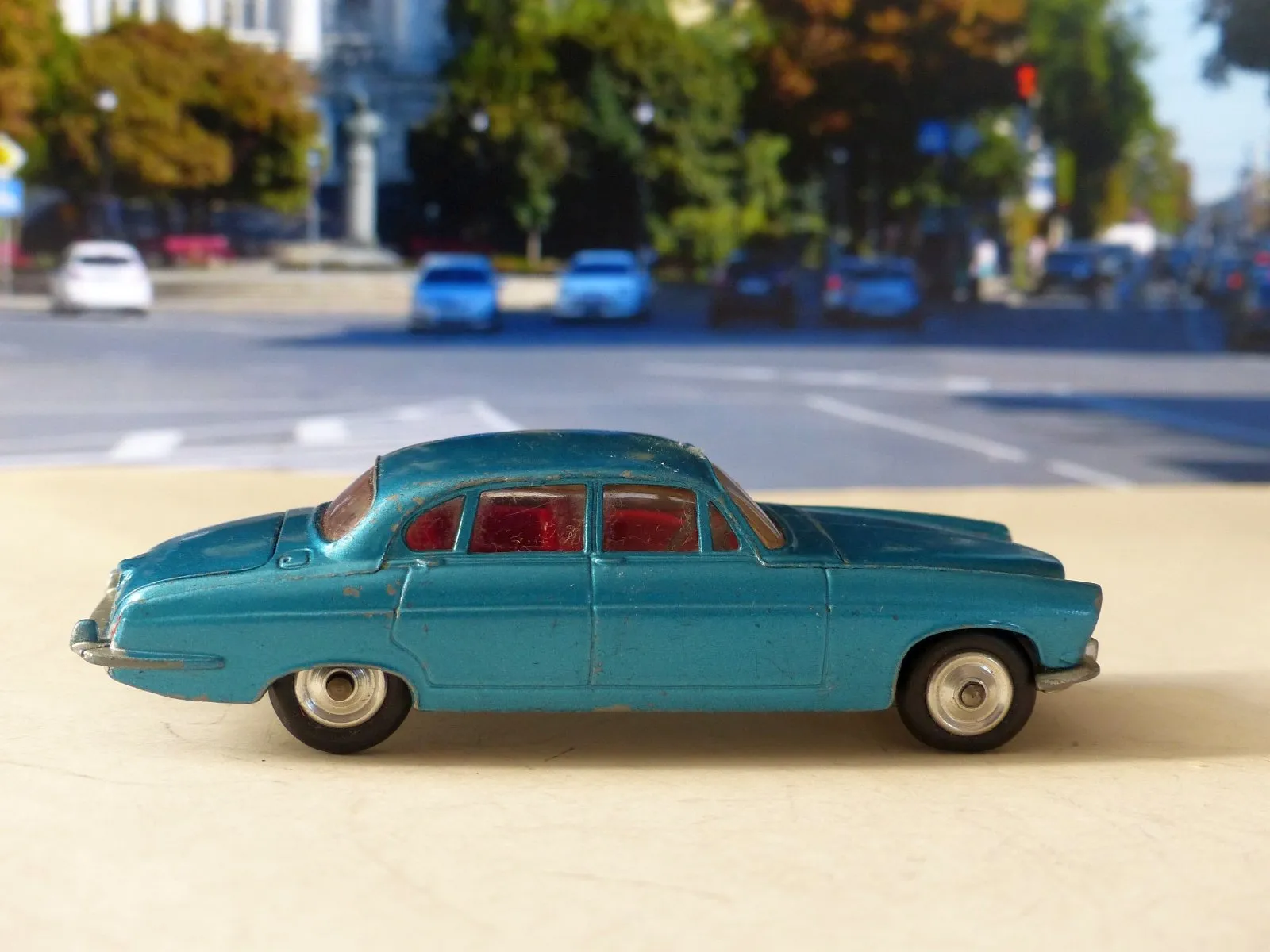 238 Jaguar Mk X in metallic turquoise