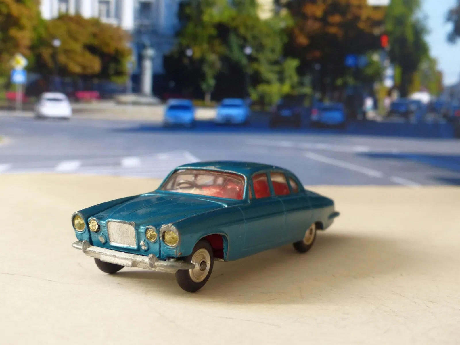 238 Jaguar Mk X in metallic turquoise