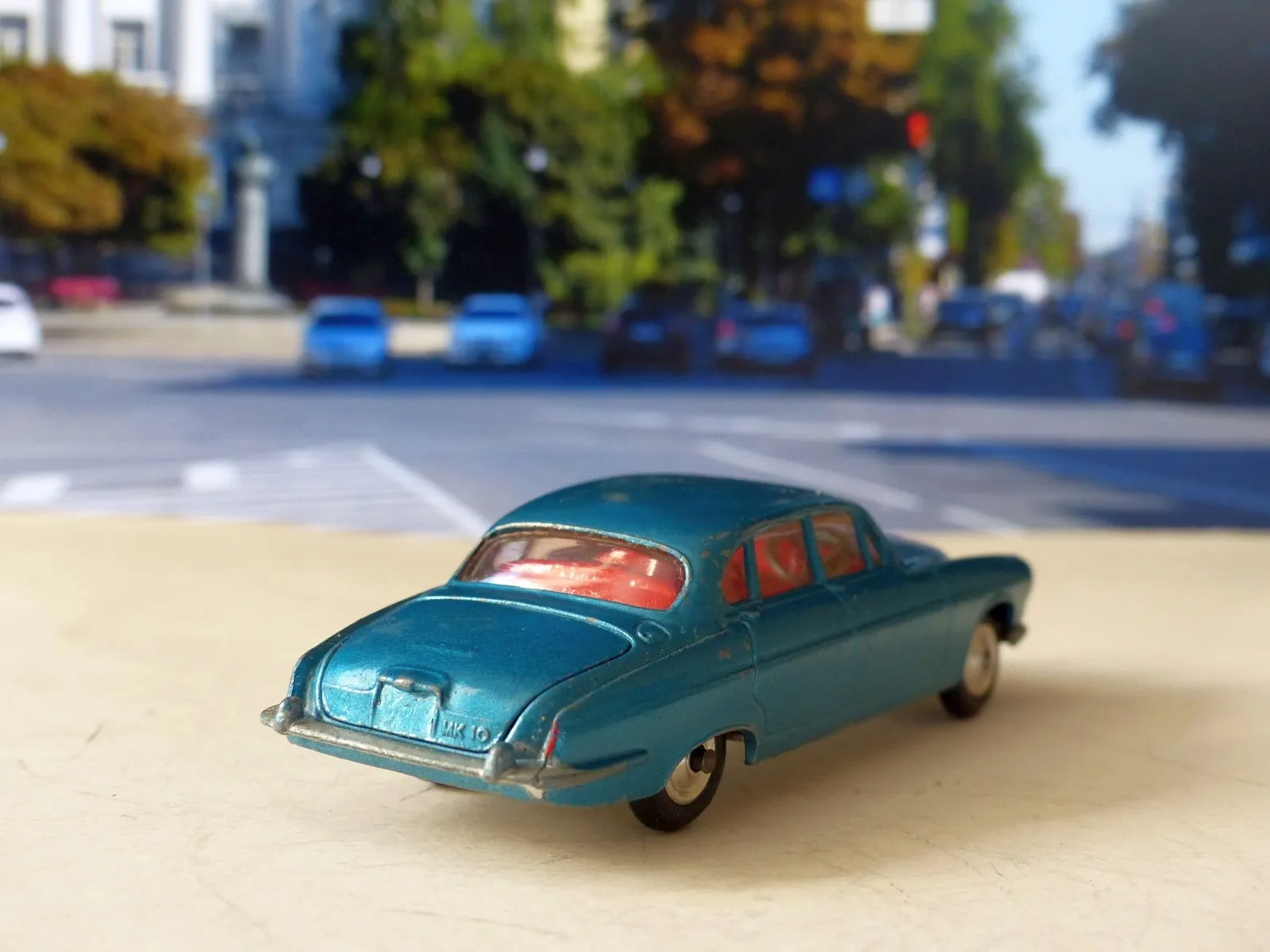 238 Jaguar Mk X in metallic turquoise