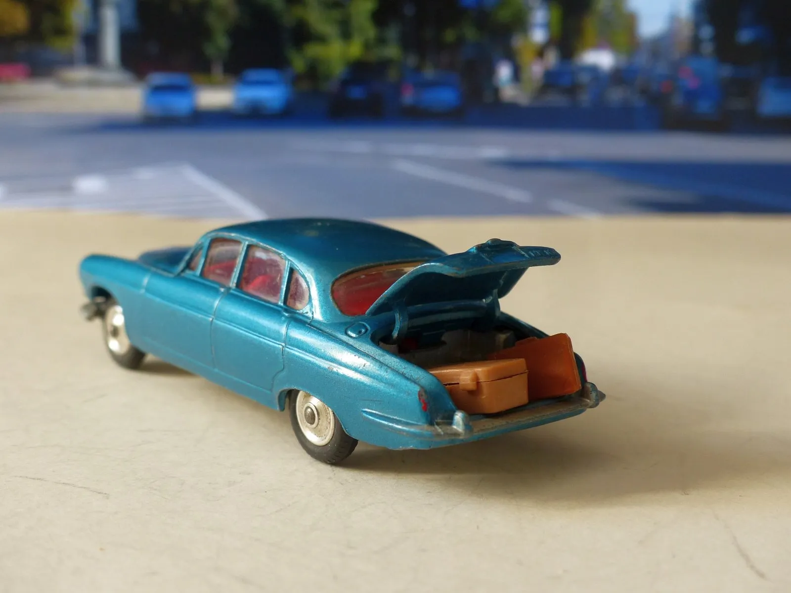 238 Jaguar Mk X in metallic turquoise