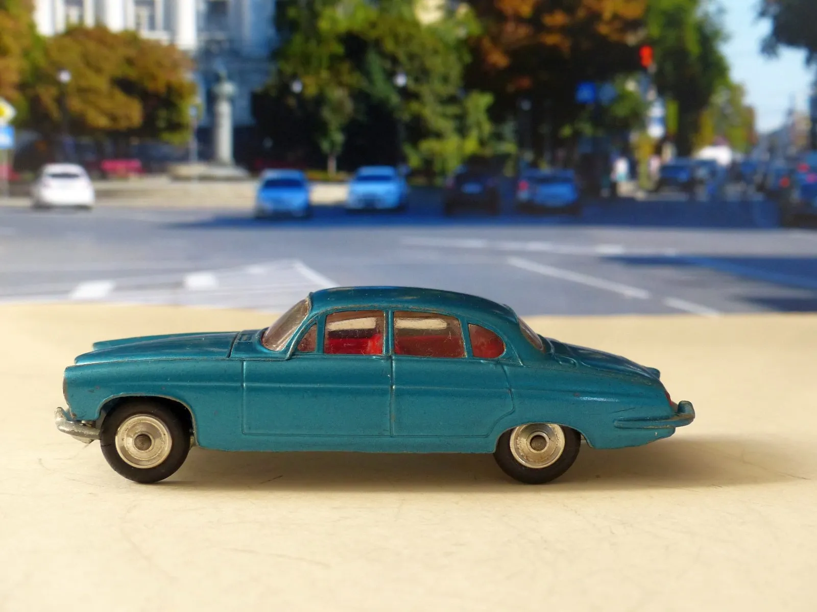 238 Jaguar Mk X in metallic turquoise