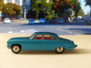 238 Jaguar Mk X in metallic turquoise