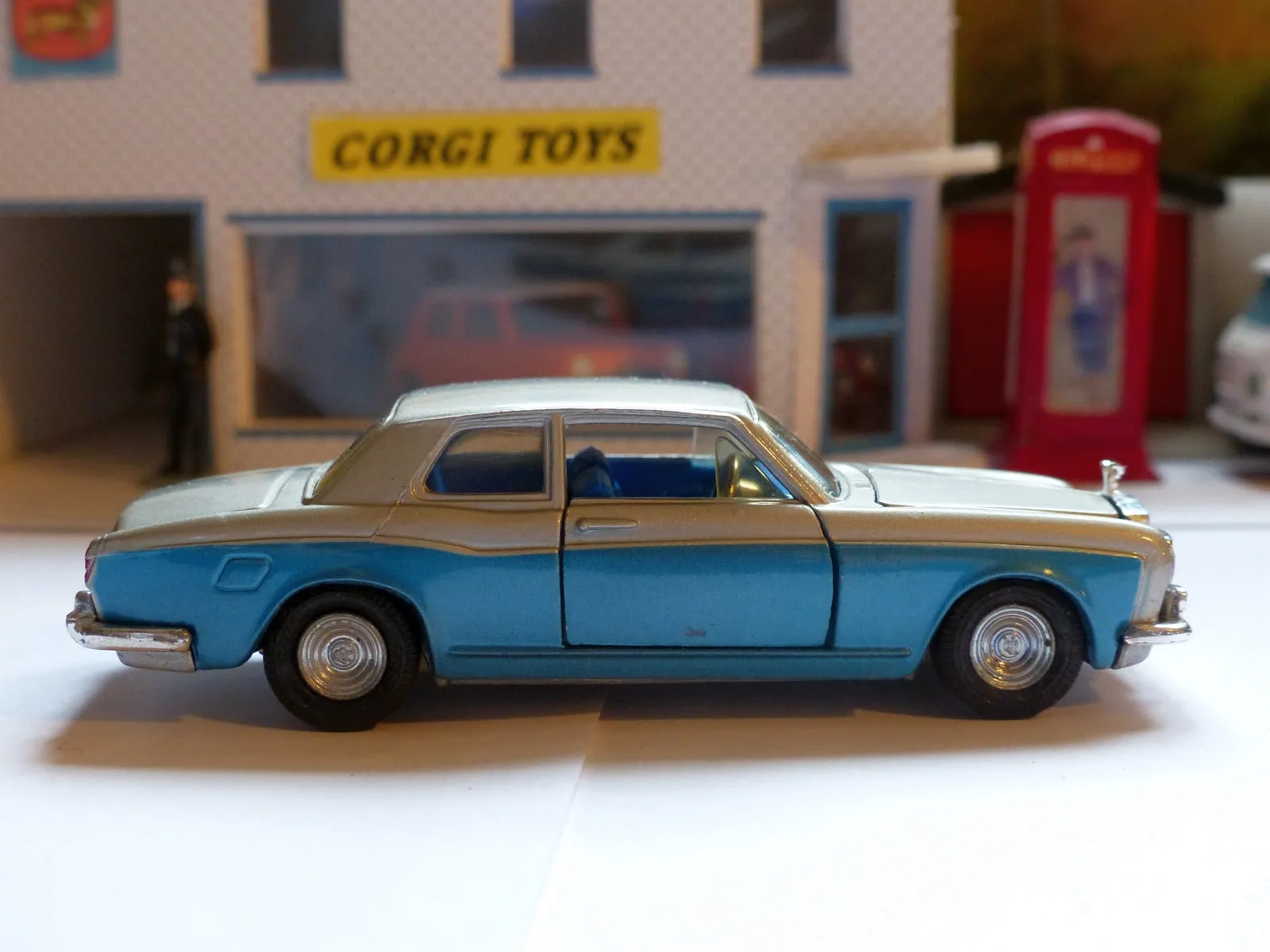 273 Rolls Royce Silver Shadow with original box *silver / blue metallic* (2)