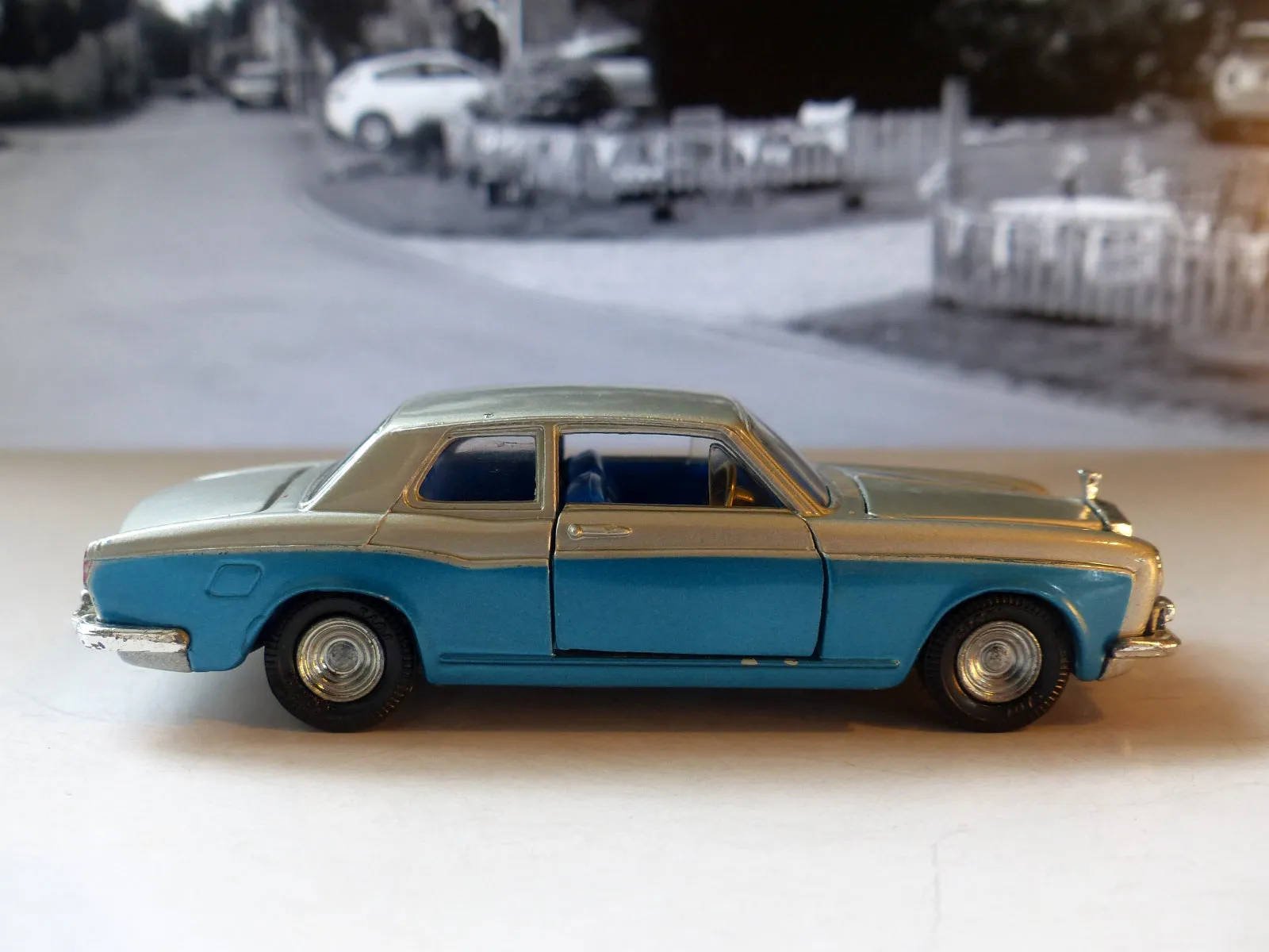 273 Rolls Royce Silver Shadow with original box *silver / blue metallic*