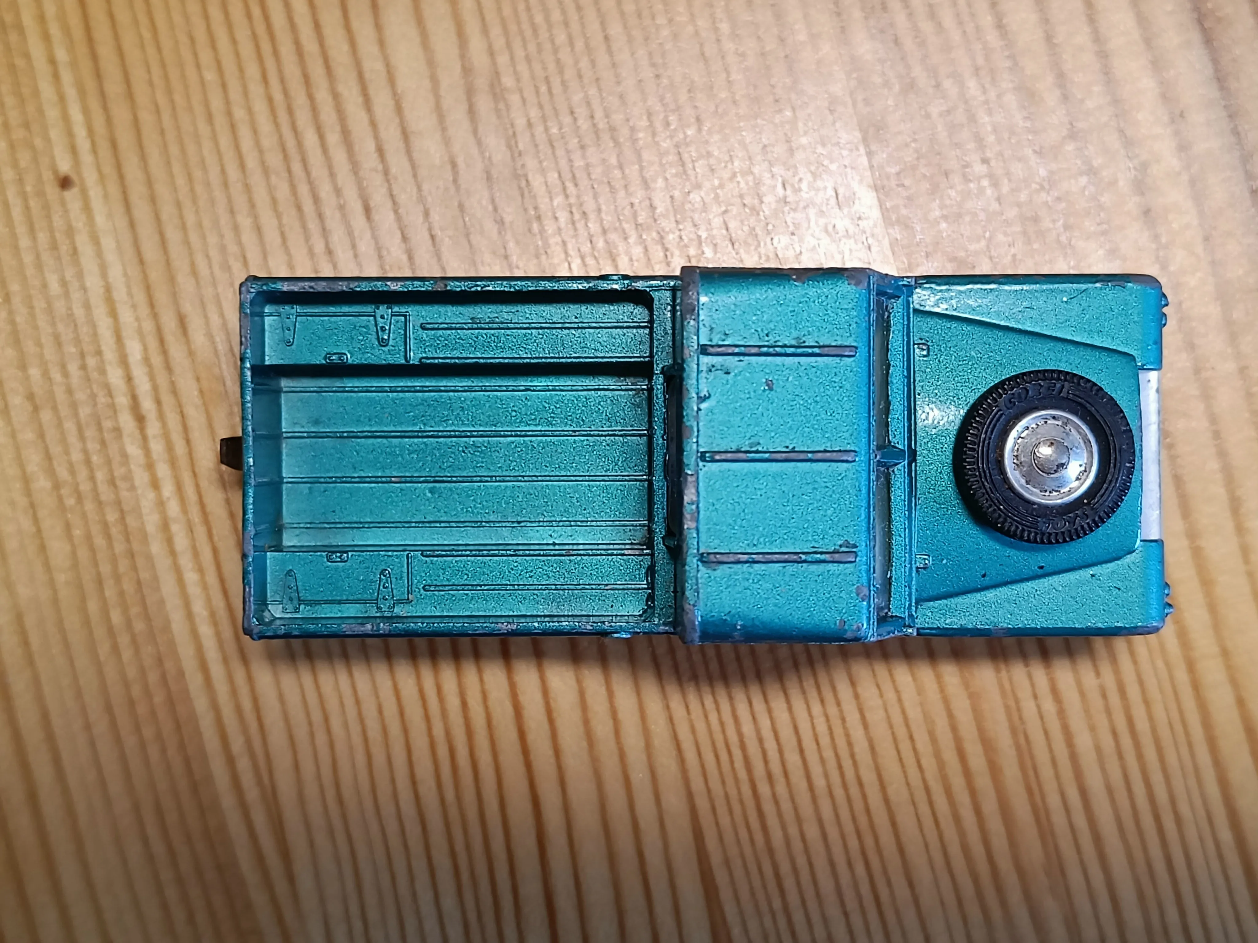 438 Land Rover in turquoise-green with shaped wheels 1