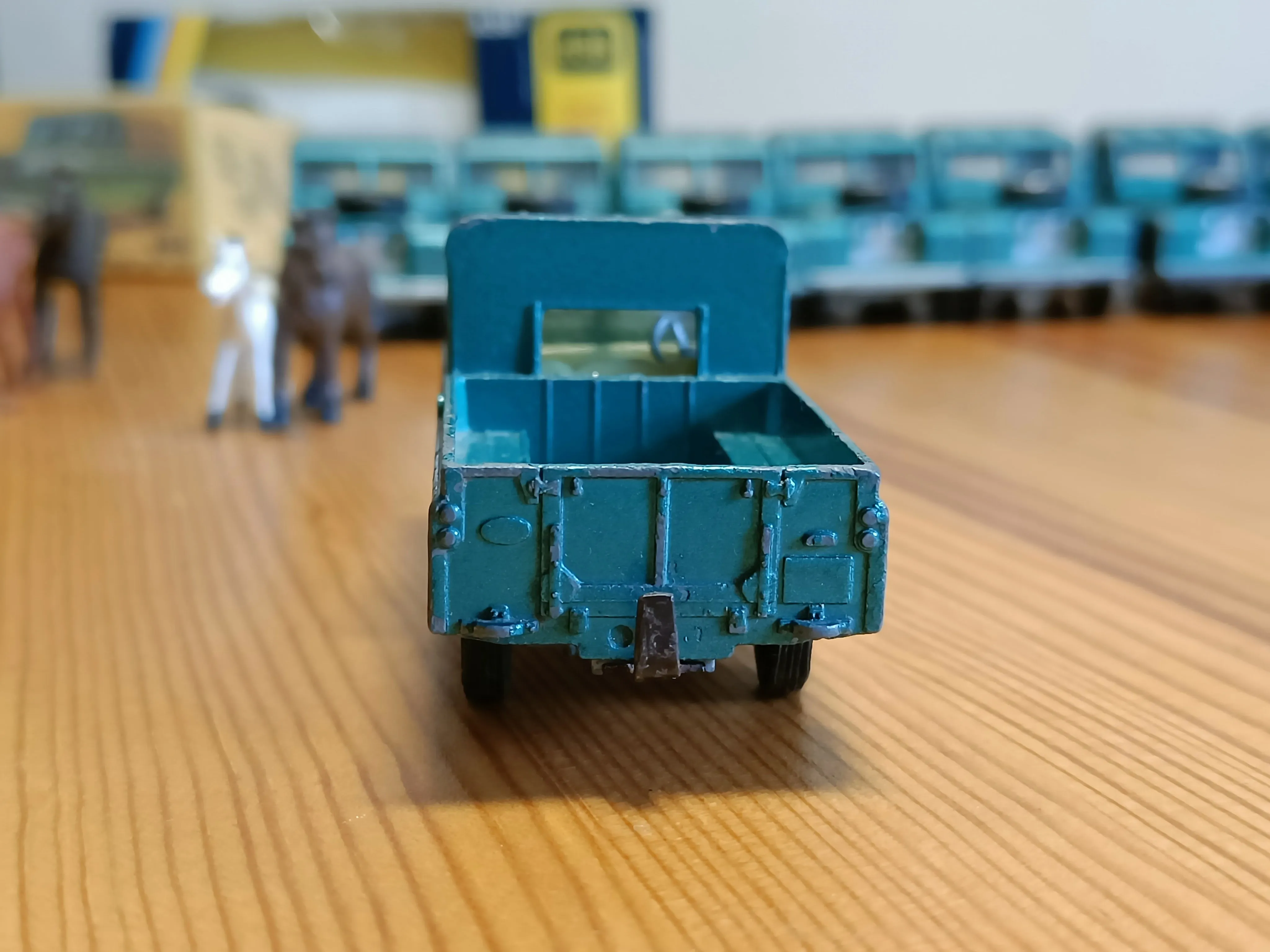 438 Land Rover in turquoise-green with shaped wheels 1