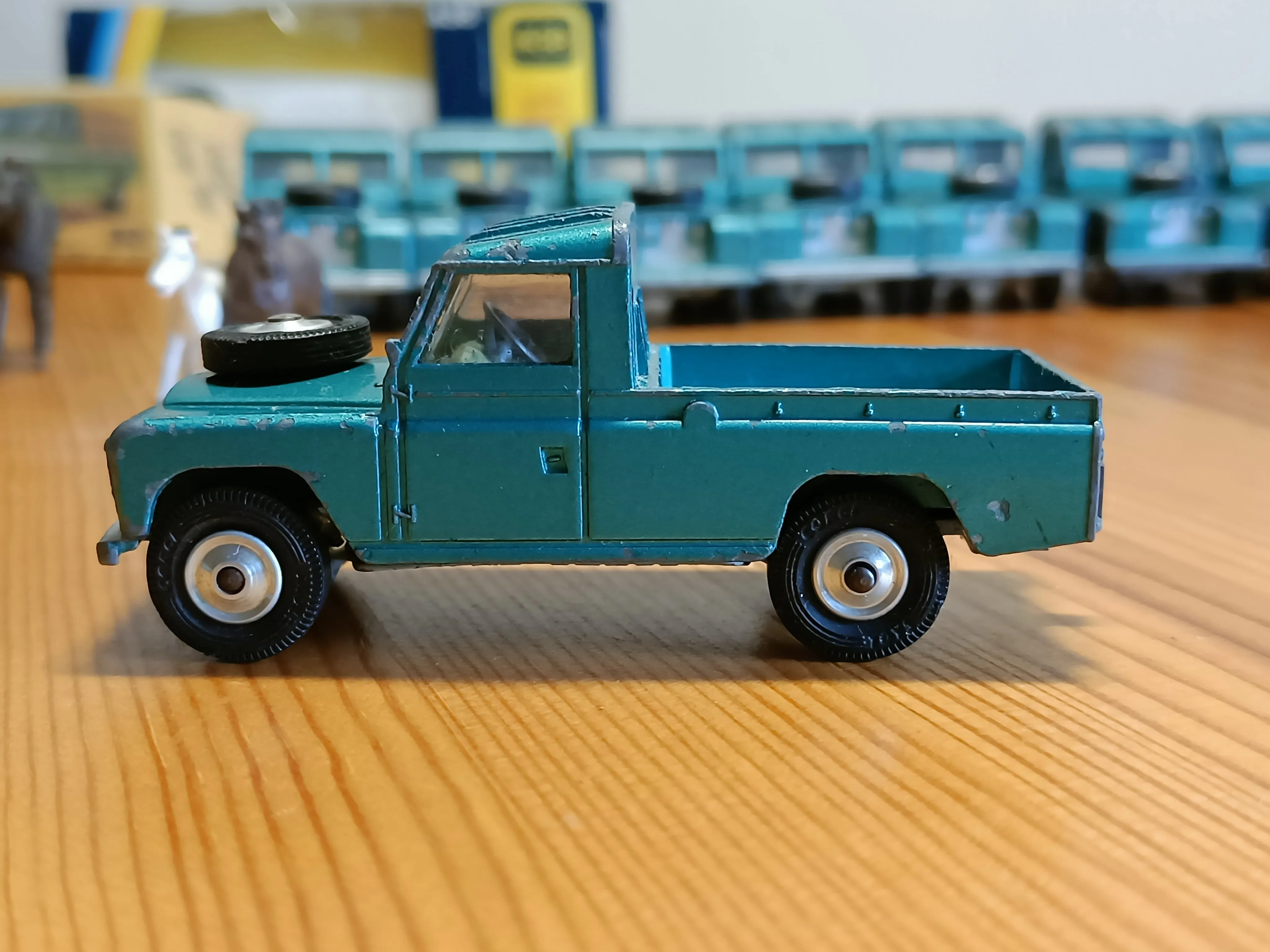 438 Land Rover in turquoise-green with shaped wheels 1