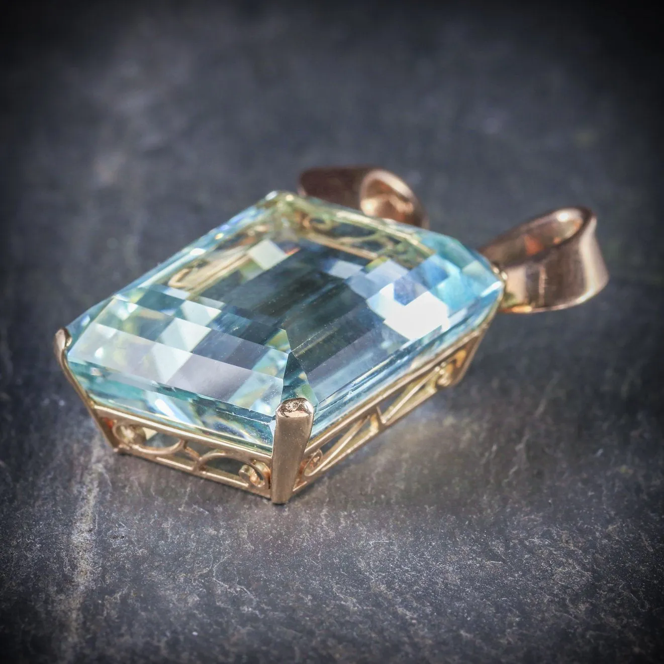 Art Deco Aquamarine Pendant 18Ct Gold Circa 1920