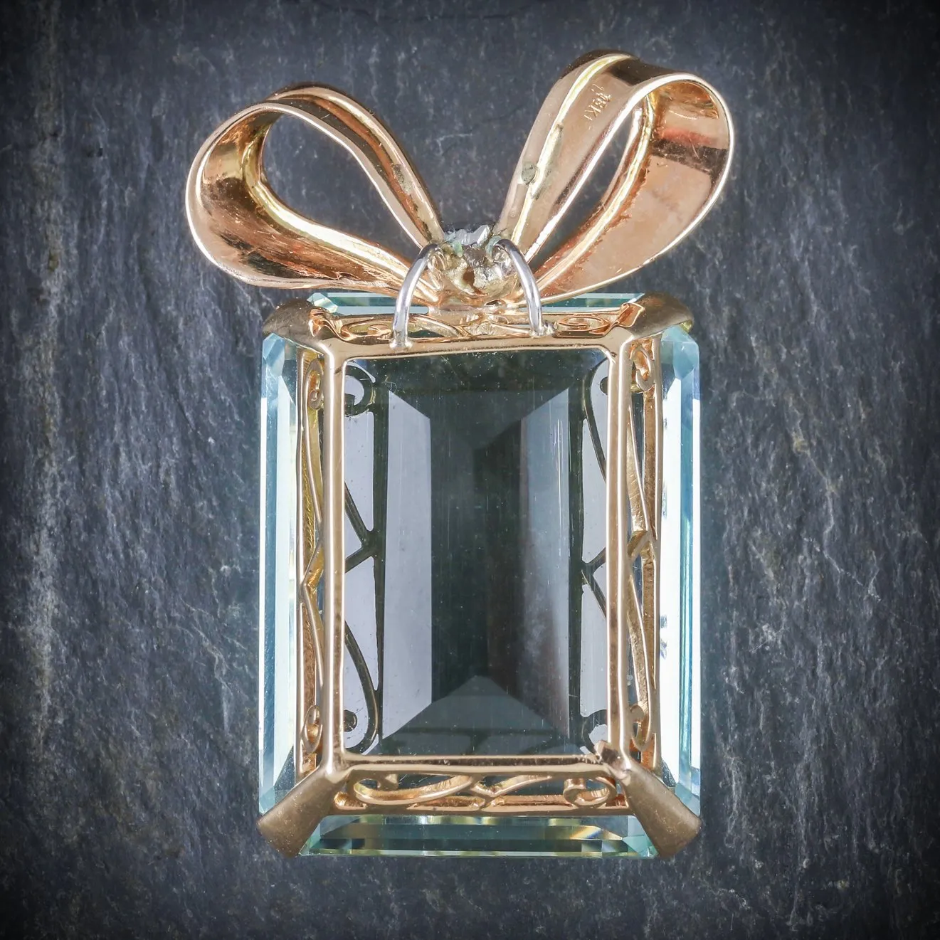 Art Deco Aquamarine Pendant 18Ct Gold Circa 1920