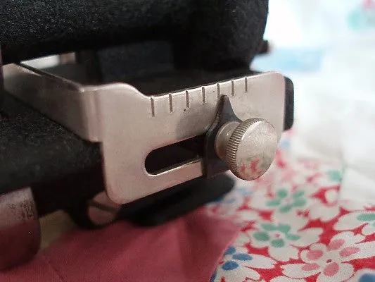 Pinker / Pinking Blade, Singer (Vintage Original)