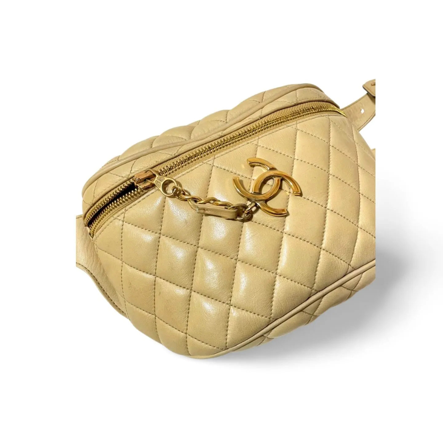 Vintage CHANEL beige lamb leather waist bag, fanny pack with double buckle belt and a golden dangling CC charm. Size 28"- 33". 051205ac1